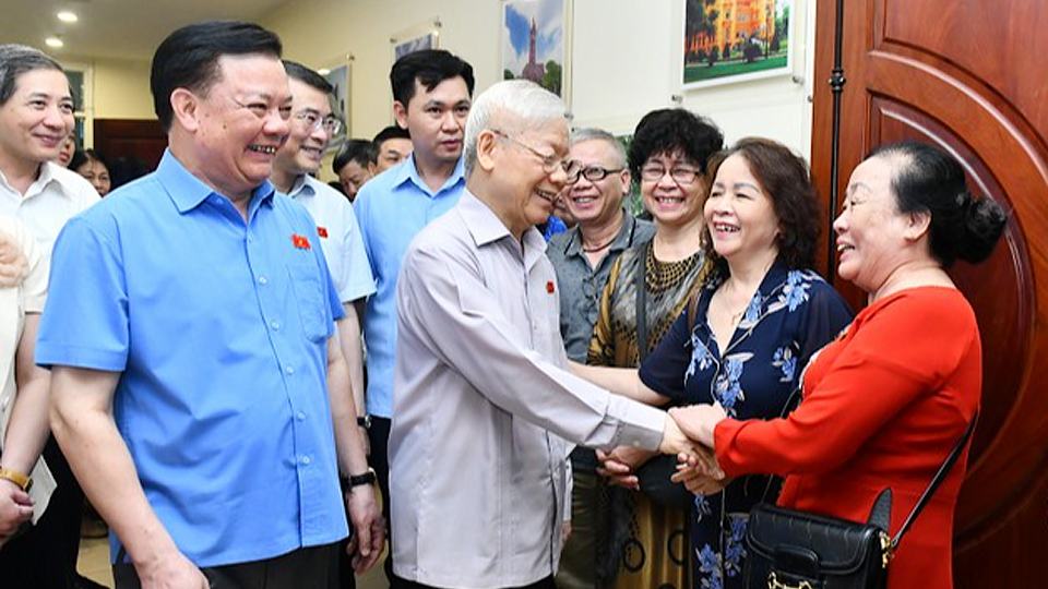 Tổng Bí thư Nguyễn Phú Trọng cùng đại biểu và cử tri thành phố Hà Nội.
Ảnh: Báo Nhân Dân