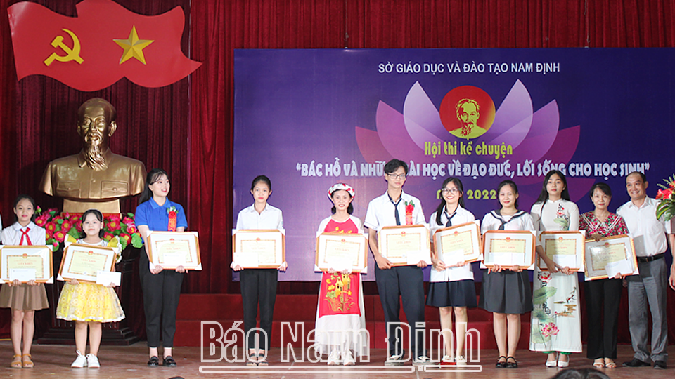 Các thí sinh đoạt giải Nhất tại Hội thi kể chuyện “Bác Hồ và những bài học về đạo đức, lối sống cho học sinh” cấp tỉnh năm 2022.