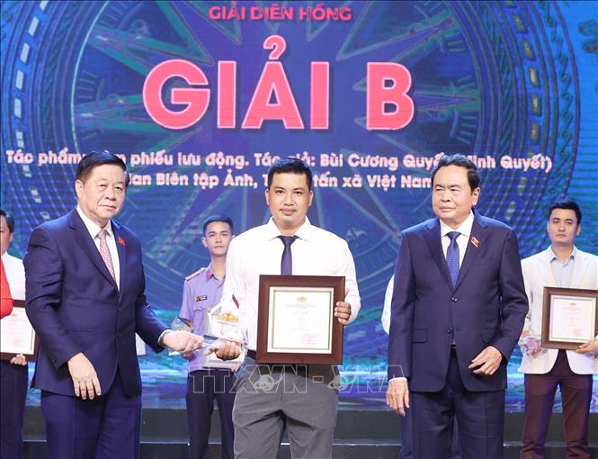 Phó Chủ tịch Thường trực Quốc hội Trần Thanh Mẫn - Trưởng Ban Chỉ đạo Giải Diên Hồng lần thứ Nhất và Trưởng Ban Tuyên giáo Trung ương Nguyễn Trọng Nghĩa trao giải B giải Ảnh báo chí cho tác giả Bùi Cương Quyết (Ban biên tập Ảnh - TTXVN) với tác phẩm Hòm phiếu lưu động. Ảnh: Thống Nhất/TTXVN
