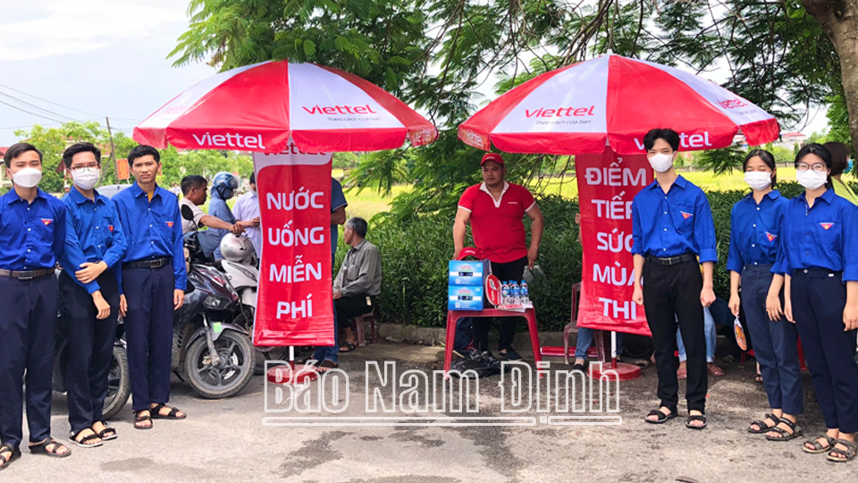 Các tình nguyện viên Đoàn thanh niên tại điểm thi Trường THPT Nguyễn Đức Thuận (Vụ Bản) luôn túc trực tại điểm thi để hỗ trợ thí sinh
