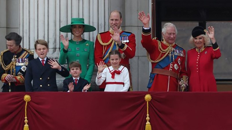 Vua Charles III cùng các thành viên Hoàng gia Anh vẫy chào người dân.(Nguồn: TTXVN/Sky News)
