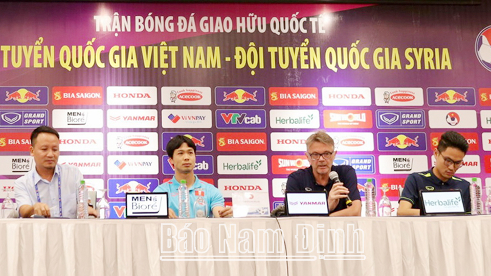 HLV trưởng đội tuyển Việt Nam Philippe Troussier trả lời các phóng viên tại buổi họp báo.