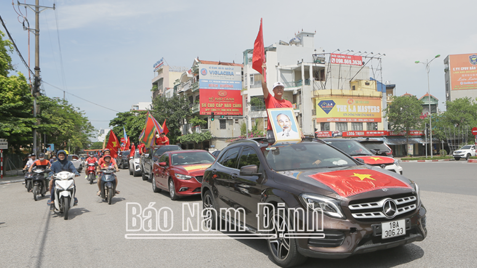 Hội CĐV bóng đá Nam Định tổ chức diễu hành trên các đường phố Thành phố Nam Định, nhằm thể hiện tinh thần yêu bóng đá và nhiệt huyết cổ vũ cho đội tuyển bóng đá quốc gia Việt Nam thi đấu ở “chảo lửa” Thiên Trường. 