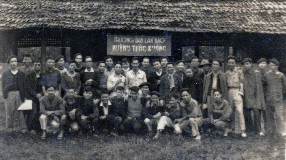 Trường dạy làm báo Huỳnh Thúc Kháng tại Chiến khu Việt Bắc, năm 1949.
Nguồn: Bảo tàng Báo chí Việt Nam