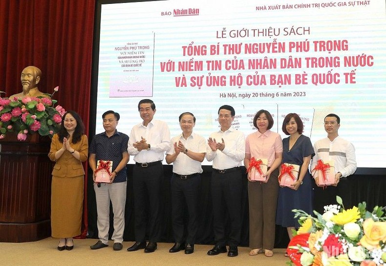 Trao sách tượng trưng tặng đại diện một số cơ quan, địa phương, đơn vị, trường học, thư viện

