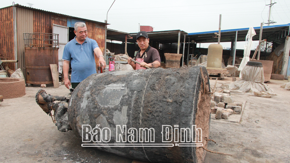 Ông Phan Trọng Điền, Giám đốc Công ty TNHH một thành viên Đúc đồng Nam Thiên, xã Xuân Ninh (Xuân Trường) giám sát, hướng dẫn nhân viên hoàn thiện sản phẩm.