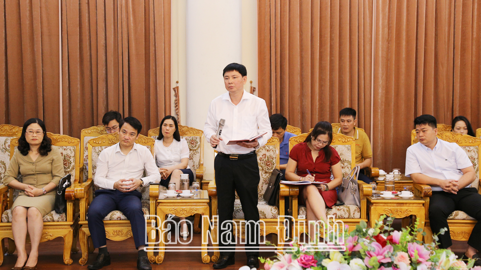 Đồng chí Nguyễn Hoàng Anh, Trưởng ban Ban Quản lý các khu công nghiệp tỉnh phát biểu tại buổi làm việc.