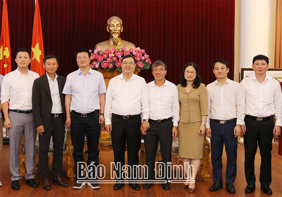 Đồng chí Bí thư Tỉnh ủy Phạm Gia Túc và các đồng chí lãnh đạo tỉnh chụp ảnh lưu niệm với lãnh đạo Công ty Sunrise Material (Singapore).