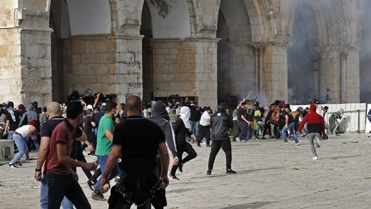 Ảnh minh họa: Người biểu tình Palestine xung đột với cảnh sát Israel tại khu đền thờ Al-Aqsa ở Jerusalem ngày 10/5/2021. (Ảnh: AFP/TTXVN)
