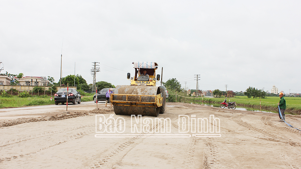 Thi công dự án đầu tư xây dựng tuyến đường bộ mới Nam Định - Lạc Quần - Đường bộ ven biển trên địa bàn huyện Trực Ninh. 