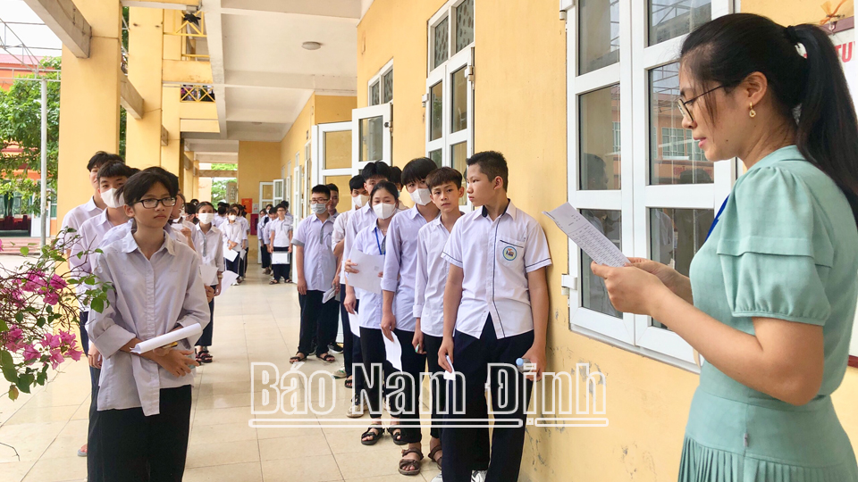 Giám thị tại điểm thi Trường THPT Mỹ Lộc gọi thí sinh vào phòng thi.
