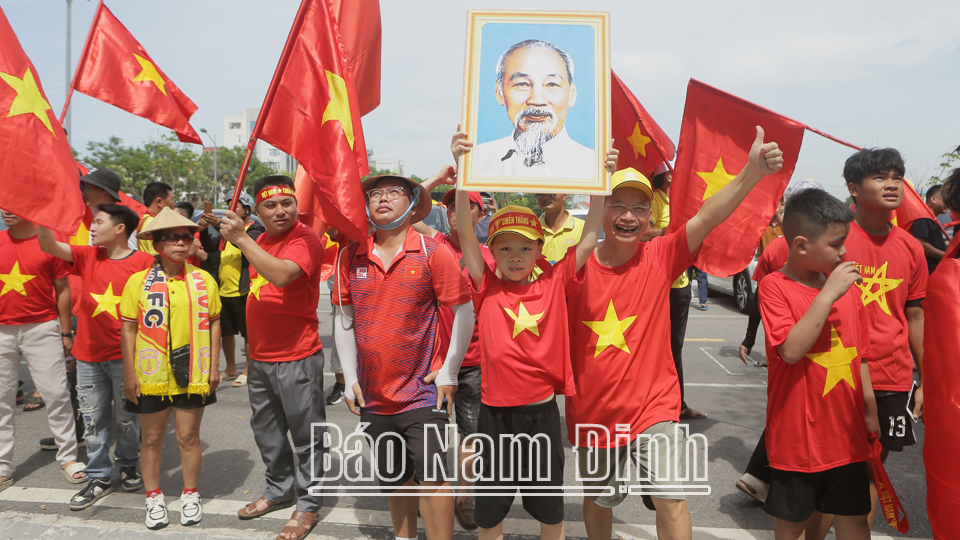 Hội Cổ động viên bóng đá Nam Định “tiếp lửa” đội tuyển bóng đá quốc gia Việt Nam