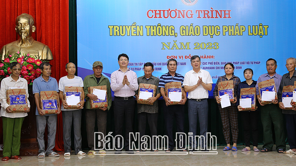 Đồng chí Nguyễn Thanh Tịnh, Thứ trưởng Bộ Tư pháp và đồng chí Trần Lê Đoài, TUV, Phó Chủ tịch UBND tỉnh tặng quà cho các gia đình thương binh, gia đình liệt sĩ trên địa bàn xã Xuân Tân.