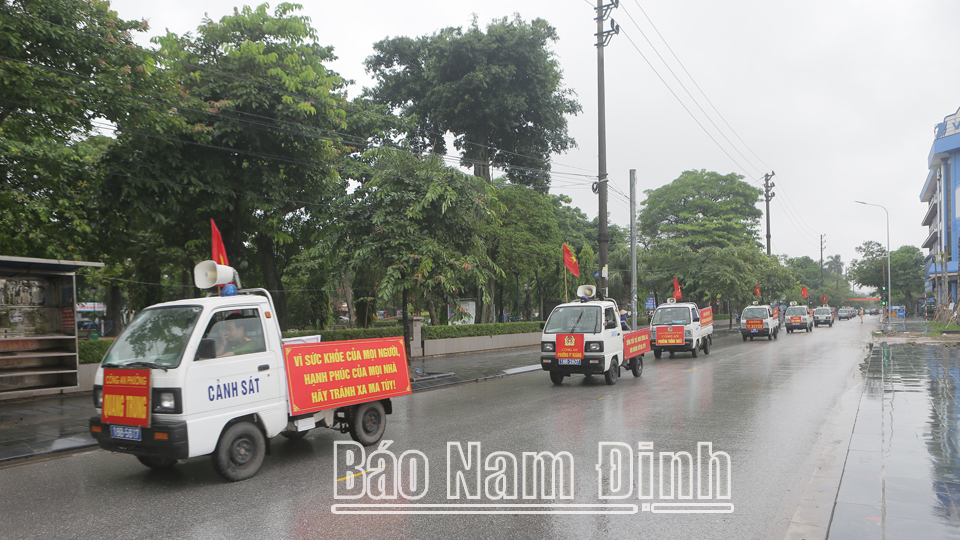 Diễu hành hưởng ứng “Tháng hành động phòng, chống ma túy” và “Ngày toàn dân phòng, chống ma túy” năm 2023.