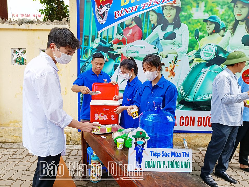 Đồng hành cùng sĩ tử "vượt vũ môn"