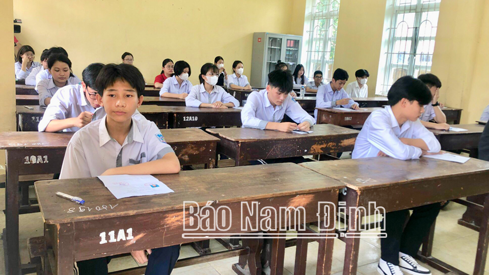 Thí sinh tại điểm thi Trường THPT Mỹ Lộc chuẩn bị bước vào môn thi đầu tiên: môn Ngữ văn.

