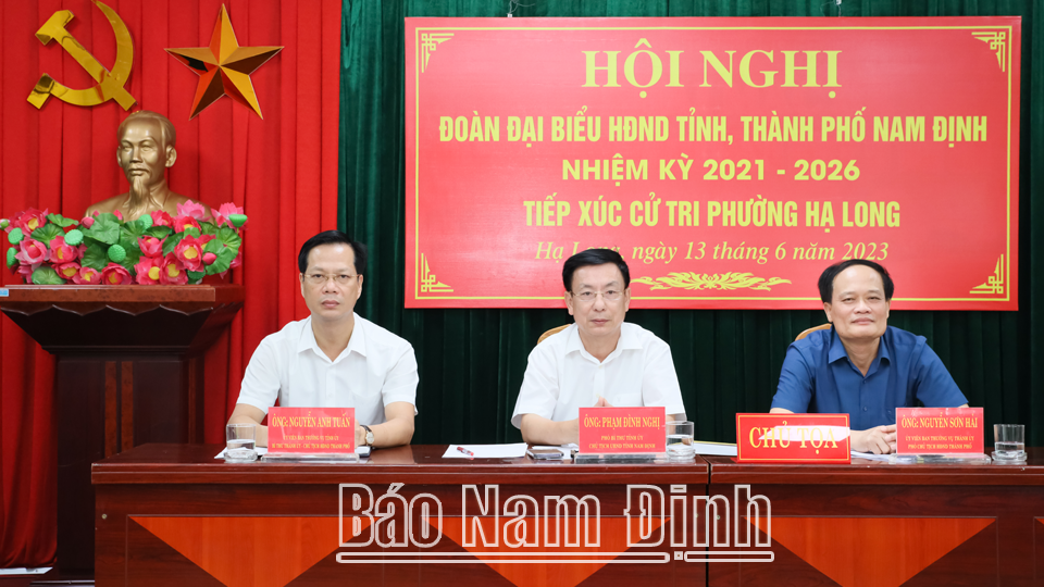 Các đồng chí: Phạm Đình Nghị, Phó Bí thư Tỉnh ủy, Chủ tịch UBND tỉnh; Nguyễn Anh Tuấn, Ủy viên Ban TVTU, Bí thư Thành ủy, Chủ tịch HĐND thành phố Nam Định và đại biểu HĐND tỉnh tiếp xúc cử tri phường Hạ Long. 