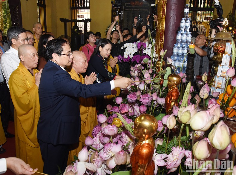 Thủ tướng Phạm Minh Chính tham dự nghi thức lễ Tắm Phật tại chùa Quán Sứ, Hà Nội.