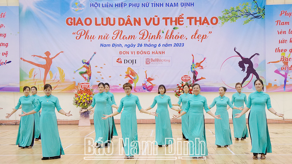 Tiết mục biểu diễn của CLB dân vũ xã Trung Thành (Vụ Bản) trên nền nhạc “Người về thăm quê” ĐT4.