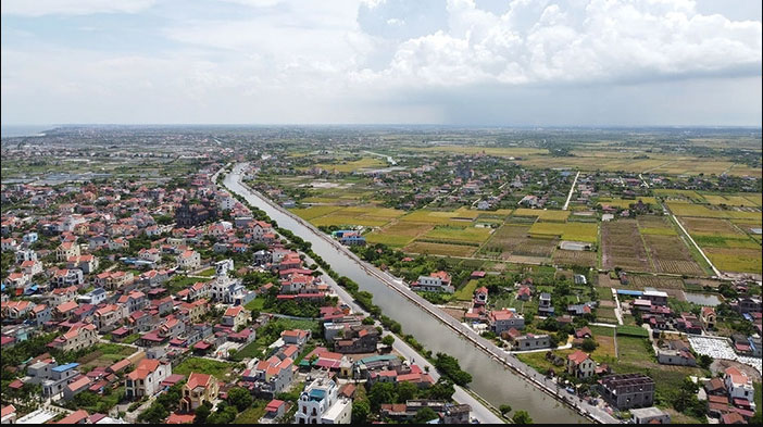 Phía huyện Hải Hậu, đường bộ ven biển đi trùng QL21A đoạn từ cầu Thịnh Long đến đoạn xã Hải Xuân, gần chợ Đập thì hướng về đê biển xã Hải Chính.