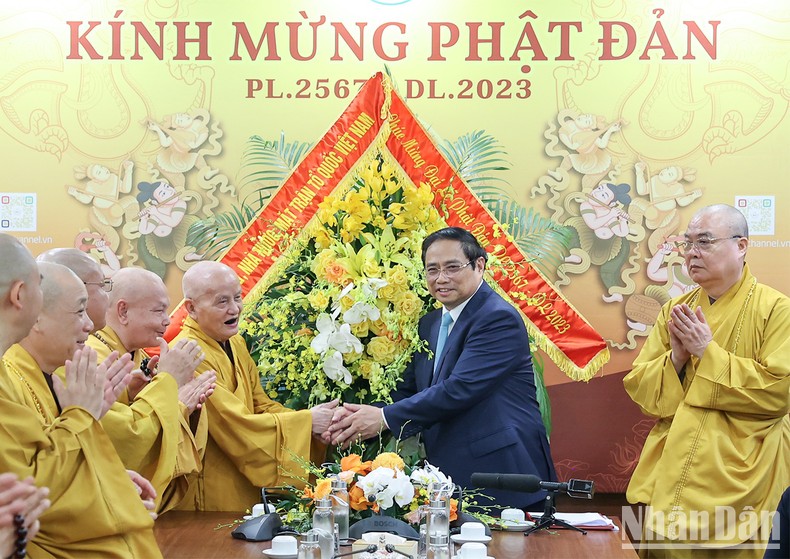 Thủ tướng Phạm Minh Chính tặng hoa, quà chúc mừng Đại lễ Phật đản Phật lịch 2567 - Dương lịch 2023.