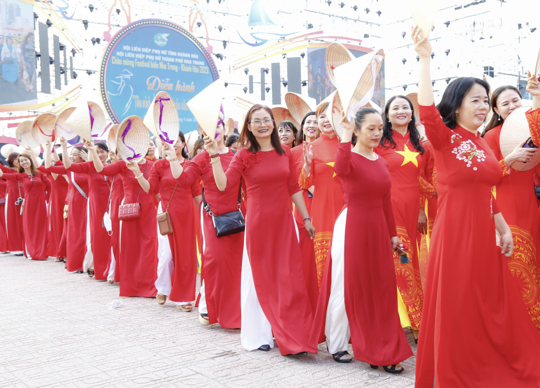 Áo dài tôn vinh vẻ đẹp của người phụ nữ Việt Nam