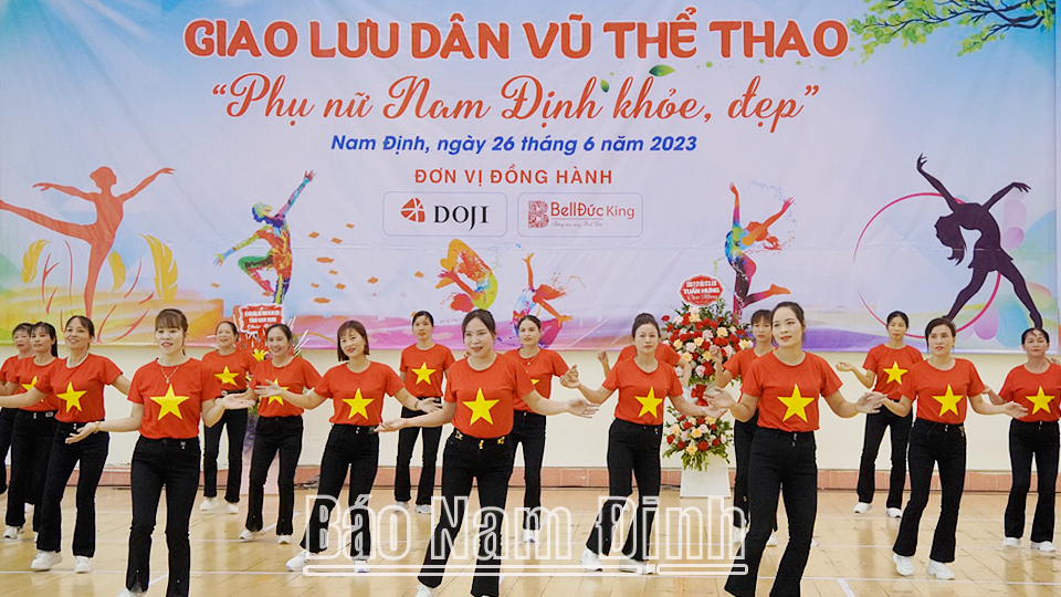 Tiết mục biểu diễn của Đội dân vũ Hội LHPN xã Trực Thắng (Trực Ninh) trên nền nhạc Liên khúc “Việt Nam ơi mùa xuân đến rồi – Đất nước trọn niềm vui”