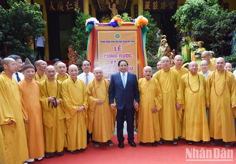 Thủ tướng Phạm Minh Chính chụp ảnh lưu niệm với Hội đồng Chứng minh, Hội đồng Trị sự Giáo hội Phật giáo Việt Nam.