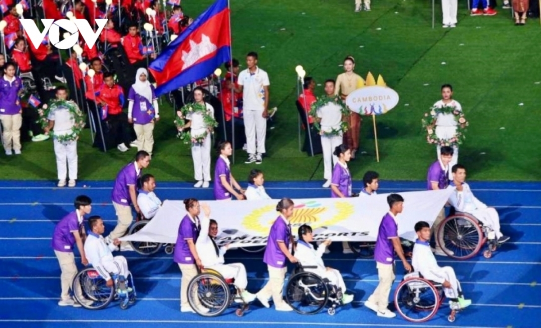 Tiếp đó là nghi thức rước cờ, được tiếp nối với phần diễu hành của 11 đoàn vận động viên các nước tham gia đại hội.