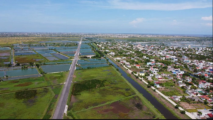 Trên địa bàn huyện Giao Thủy, tuyến đường bộ đi trùng QL37B đoạn từ cầu Hà Lạn đến đoạn xã Giao Yến. Từ xã Giao Yến, tuyến đường này đang xây dựng hướng về xã Bạch Long. Đoạn qua xã Bạch Long đã cơ bản thành hình.