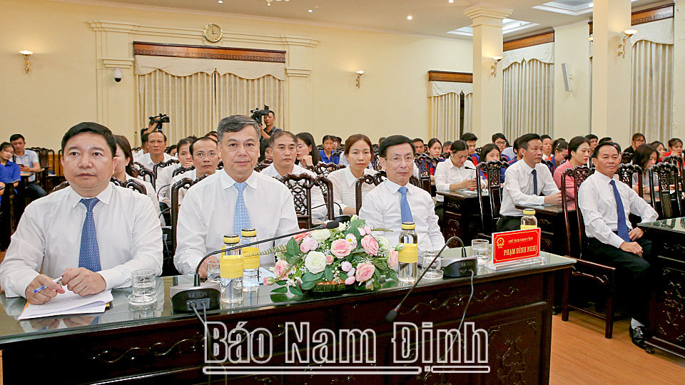 Đồng chí Chủ tịch UBND tỉnh Phạm Đình Nghị và các đồng chí lãnh đạo tỉnh dự buổi gặp mặt tuyên dương. 