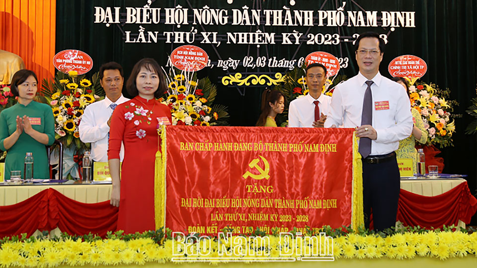 Đồng chí Nguyễn Anh Tuấn, Ủy viên Ban TVTU, Bí thư Thành ủy, Chủ tịch HĐND thành phố Nam Định tặng Đại hội bức trướng của BCH Đảng bộ thành phố Nam Định mang dòng chữ “Đoàn kết - sáng tạo - hội nhập - phát triển”. 