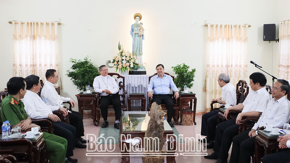 Đồng chí Bí thư Tỉnh ủy thăm, làm việc tại Giáo phận Bùi Chu