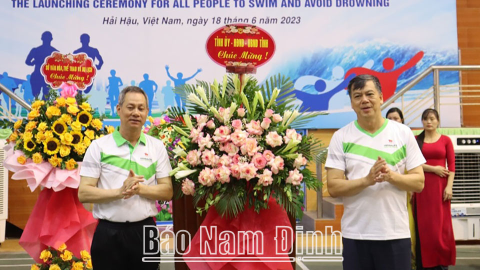 Đồng chí Trần Lê Đoài, TUV, Phó Chủ tịch UBND tỉnh tặng hoa chúc mừng. 