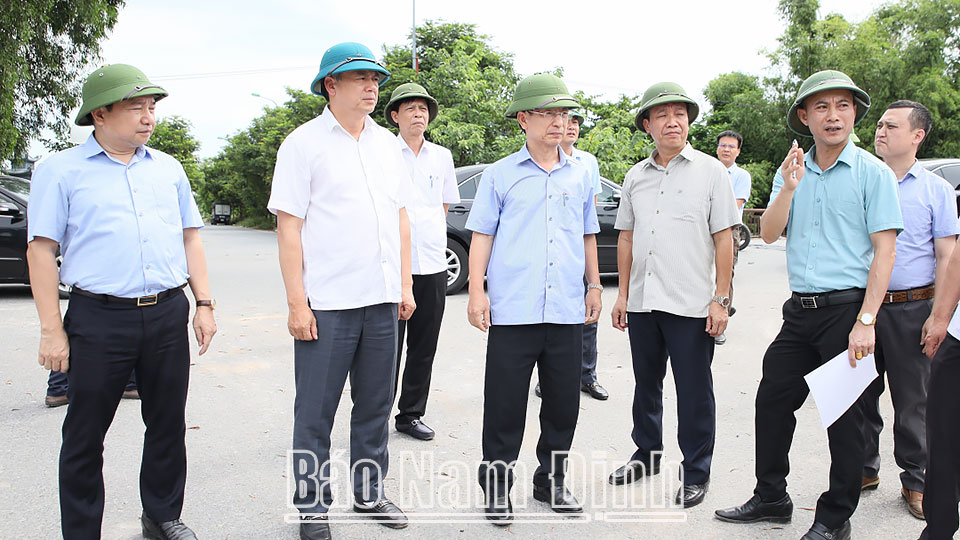 Đồng chí Phạm Đình Nghị, Phó Bí thư Tỉnh ủy, Chủ tịch UBND tỉnh kiểm tra thực tế dự án đầu tư xây dựng Khu trung tâm lễ hội thuộc Khu di tích lịch sử - văn hóa thời Trần.