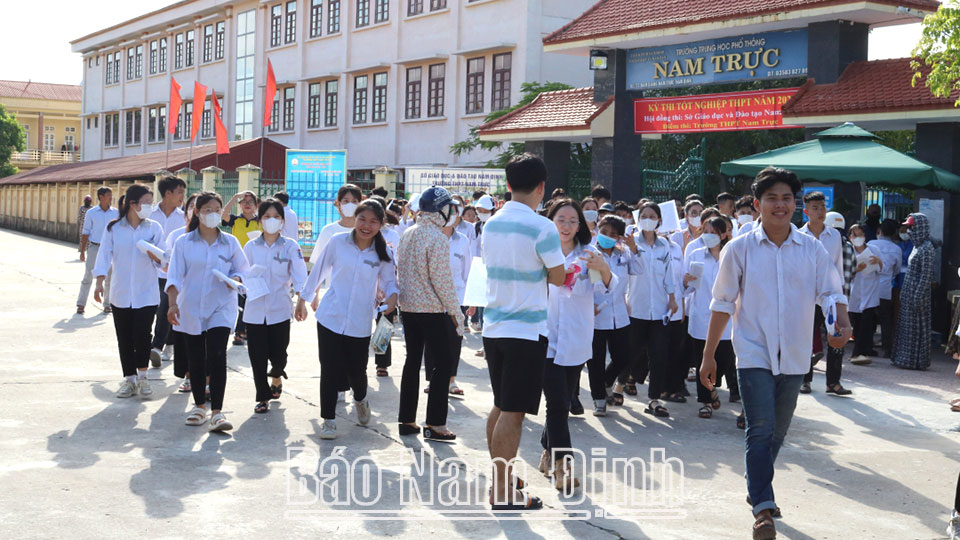 Các thí sinh hoàn thành môn thi Toán tại điểm thi Trường THPT Nam Trực (Nam Trực).