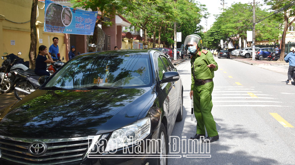 Lực lượng Công an đảm bảo an ninh trật tự, an toàn giao thông tại điểm thi Trường chuyên THPT Lê Hồng Phong (thành phố Nam Định).