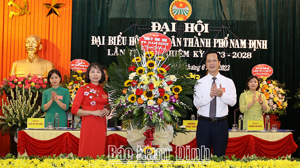 Đồng chí Nguyễn Anh Tuấn, Ủy viên Ban TVTU, Bí thư Thành ủy, Chủ tịch HĐND thành phố Nam Định tặng Đại hội lẵng hoa tươi thắm.