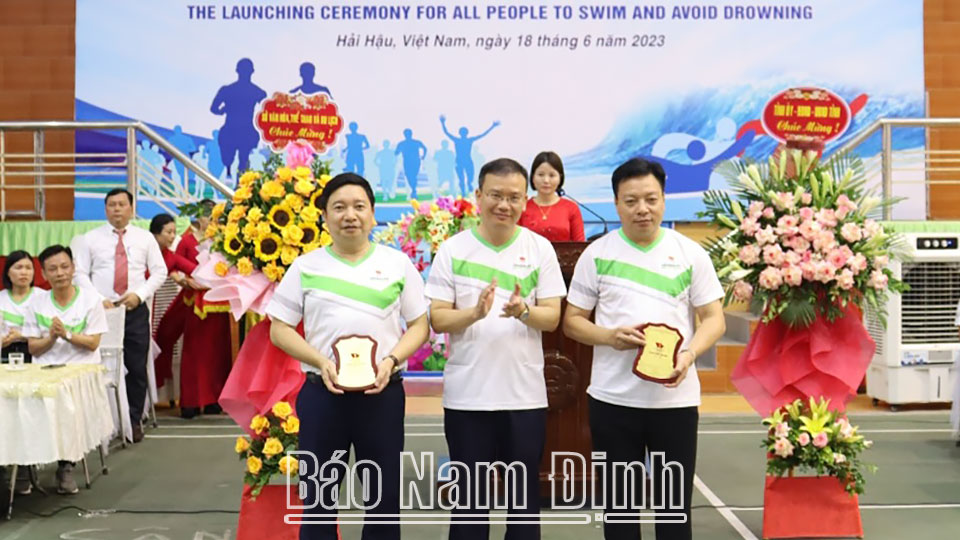 Đồng chí Nguyễn Hồng Minh, đại diện Tổng cục TDTT trao Kỷ niệm chương của Ủy ban Olympic Việt Nam cho Sở VH, TT và DL tỉnh và UBND huyện Hải Hậu.