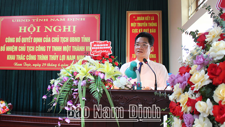 Đồng chí Phó Chủ tịch Thường trực UBND tỉnh Trần Anh Dũng phát biểu giao nhiệm vụ cho đồng chí Trần Văn Dân ĐT2