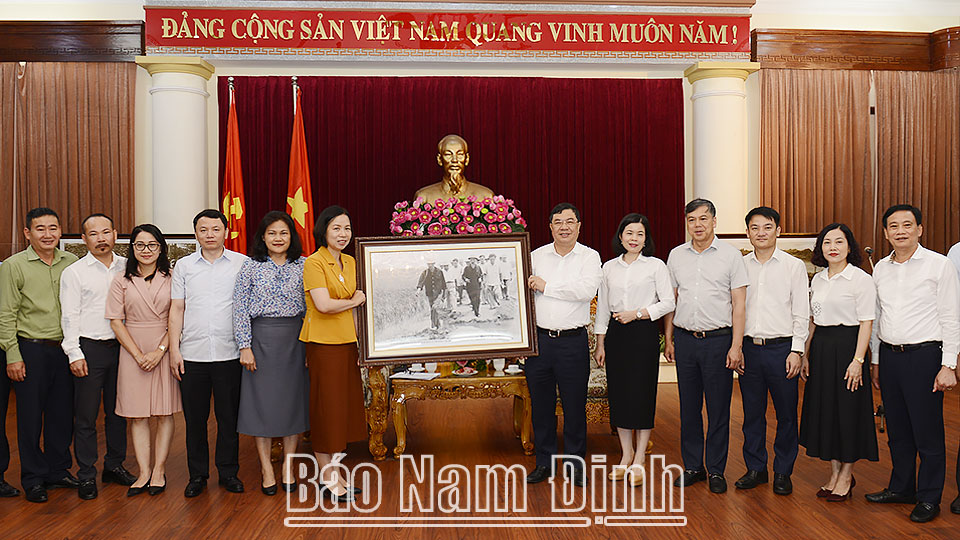 Đoàn công tác của TTXVN trao tặng tỉnh bức ảnh Bác Hồ với Nam Định.