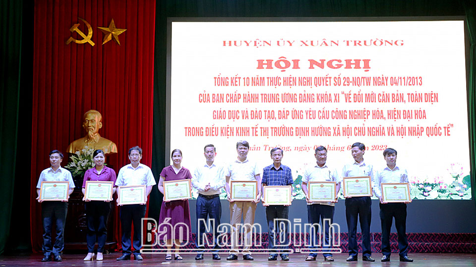 Lãnh đạo huyện Xuân Trường trao tặng Giấy khen cho các tập thể đạt thành tích xuất sắc trong thực hiện Nghị quyết số 29-NQ/TW.