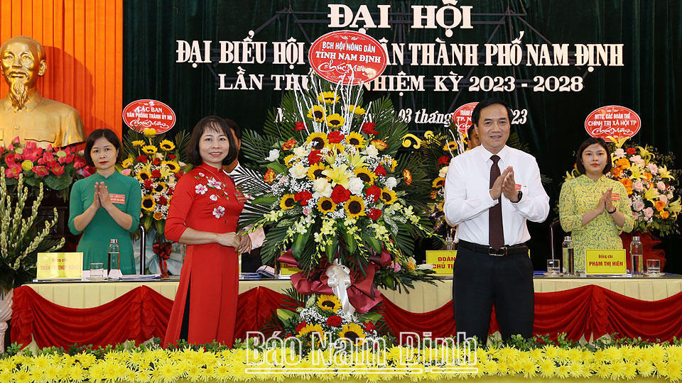 Đồng chí Nguyễn Hùng Mạnh, TUV, Chủ tịch Hội Nông dân tỉnh tặng Đại hội lẵng hoa tươi thắm.