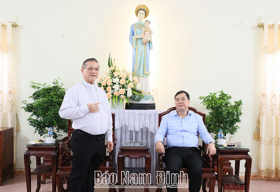 Giám mục Giáo phận Bùi Chu Vũ Đình Hiệu phát biểu cảm ơn đồng chí Bí thư Tỉnh ủy và đoàn công tác. 