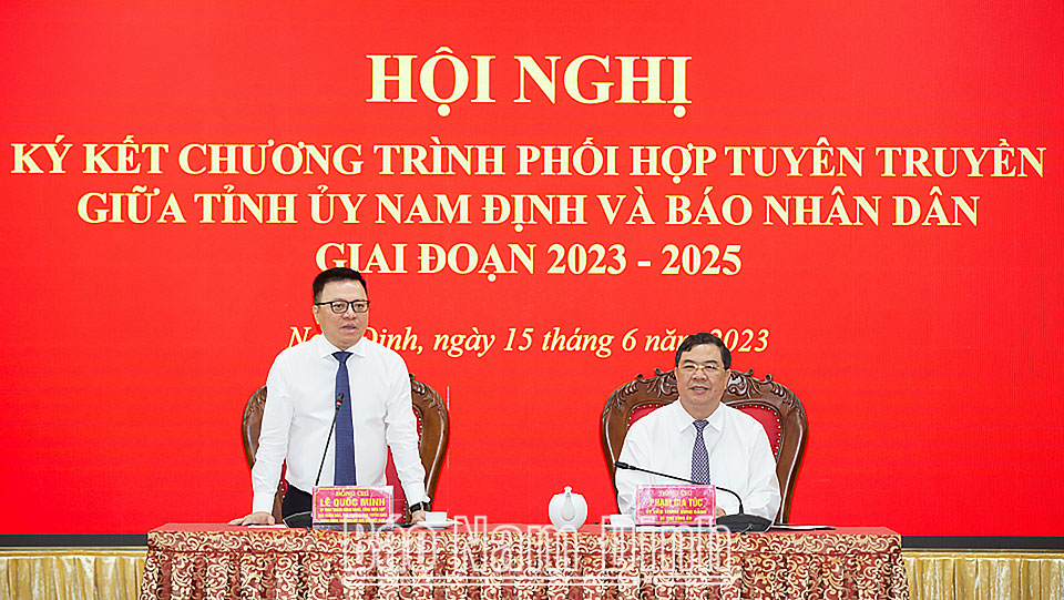 Đồng chí Lê Quốc Minh, Ủy viên BCH Trung ương Đảng, Tổng Biên tập Báo Nhân Dân, Phó Trưởng Ban Tuyên giáo Trung ương, Chủ tịch Hội Nhà báo Việt Nam phát biểu tại hội nghị. 