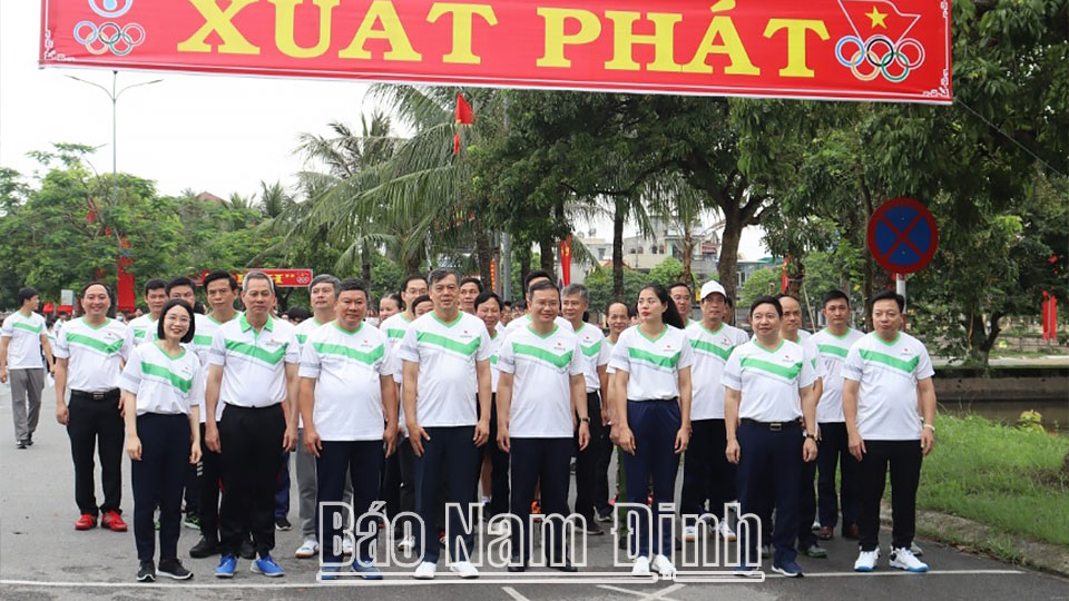 Đồng chí Trần Lê Đoài, TUV, Phó Chủ tịch UBND tỉnh cùng lãnh đạo các sở, ban, ngành huyện chuẩn bị chạy hưởng ứng tại Lễ phát động. 