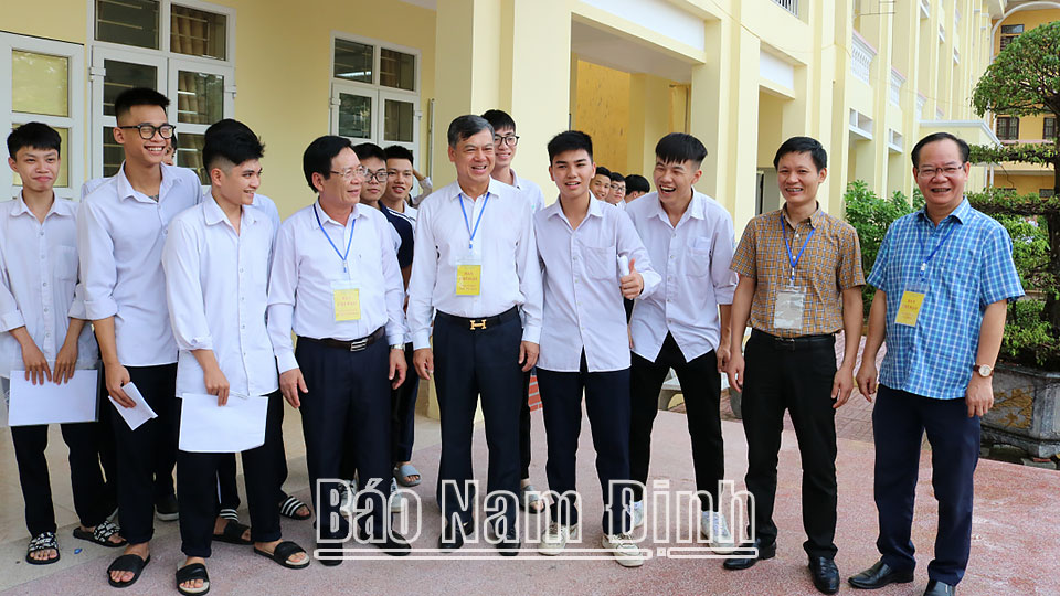 Đồng chí Phó Chủ tịch UBND tỉnh kiểm tra tại điểm thi Trường THPT Ngô Quyền