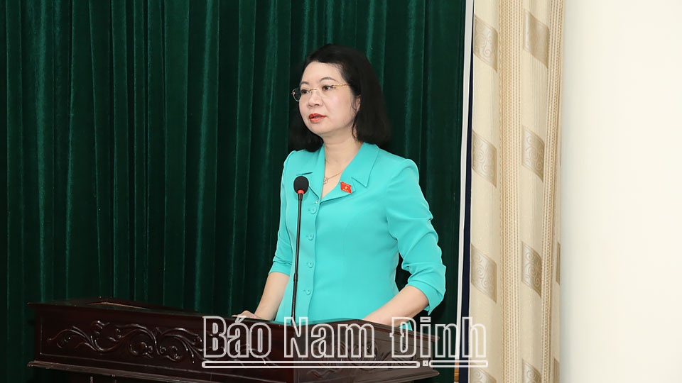 Đồng chí Mai Thị Phương Hoa, Phó Chủ nhiệm Ủy ban Tư pháp của Quốc Hội trình bày báo cáo tóm tắt kết quả kỳ họp thứ năm, Quốc hội khóa XV.