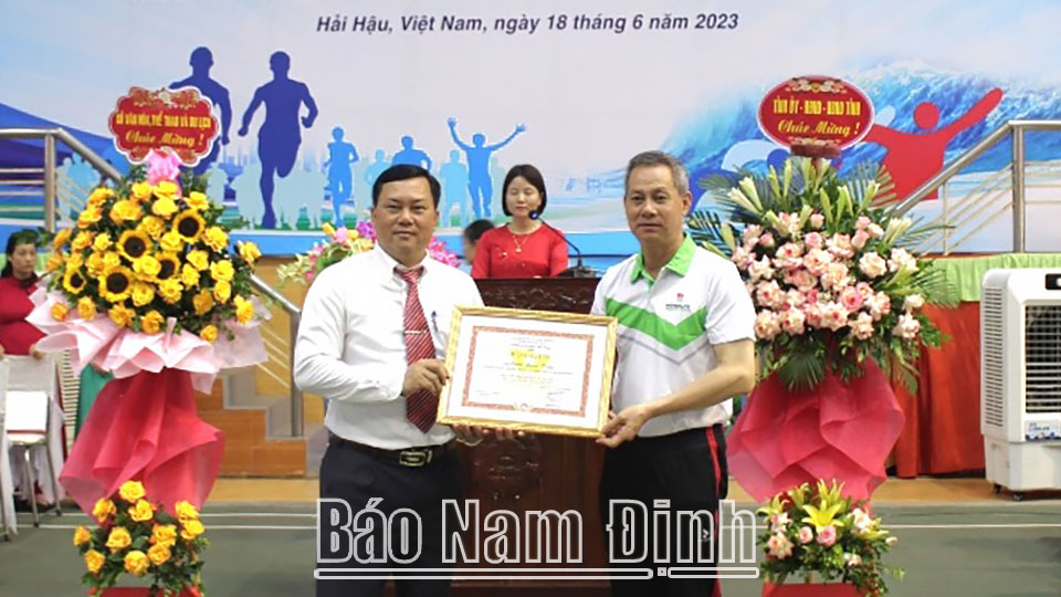 Đại diện Tổng Thư ký Ủy ban Olympic Việt Nam trao Bằng khen của Uỷ ban Olympic Việt Nam cho Giám đốc Trung tâm VH, TT và TT huyện Hải Hậu.