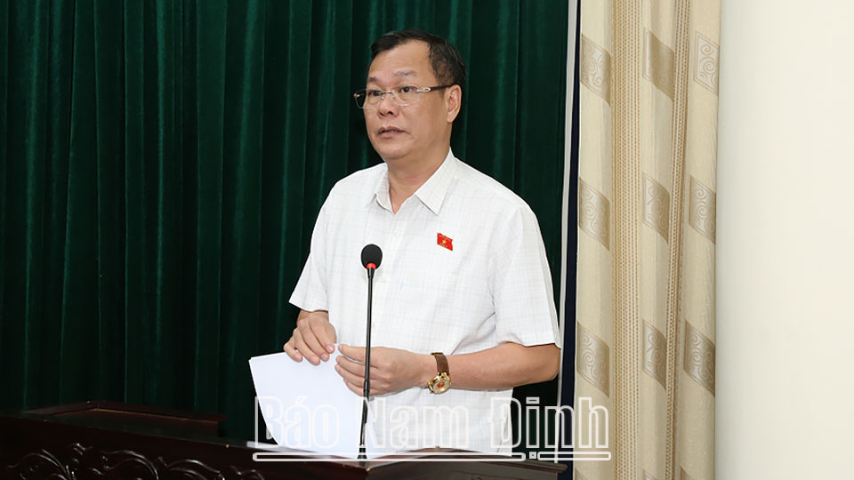 Đồng chí Lê Quốc Chỉnh, Phó Bí thư Thường trực Tỉnh uỷ, Chủ tịch HĐND tỉnh, Trưởng đoàn Đoàn ĐBQH tỉnh phát biểu tại hội nghị.